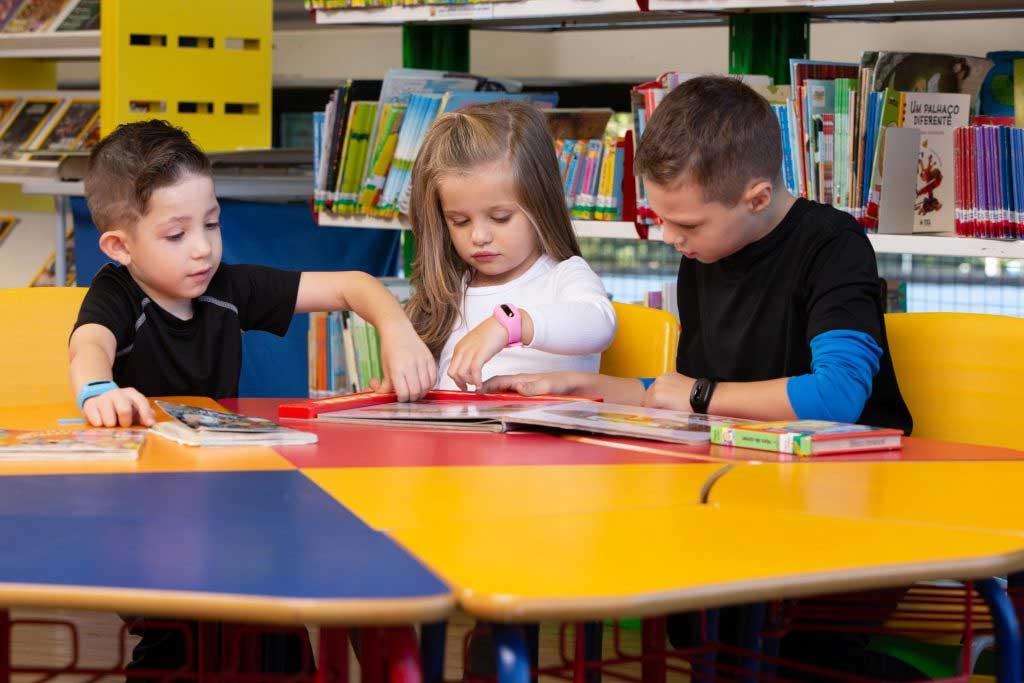 Os ganhos que a tecnologia oferece ao ambiente escolar 1 Foto de alunos entrando na escola por uma catraca