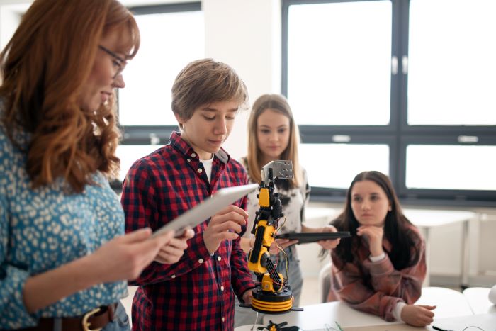 Educação 4.0: o que é e como adotar na escola 2 Foto de crianças em aprendizagem com uso de tecnologias digitais
