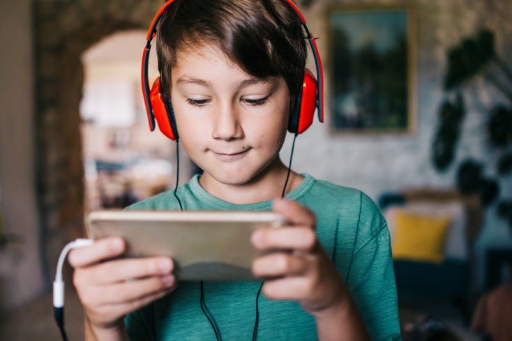 Gamificação na educação: vantagens e exemplos de como aplicar 2 Foto de estudante jogando um game educacional