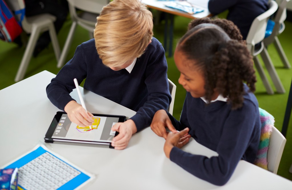 Ferramenta de aprendizagem: o que é, tipos e como escolher? 2 foto alunos usando tablet