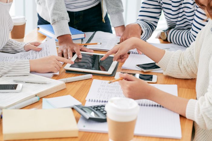 Plano de gestão escolar: saiba tudo sobre! 2 foto de reunião de equipe de gestão escolar com uso de tecnologia