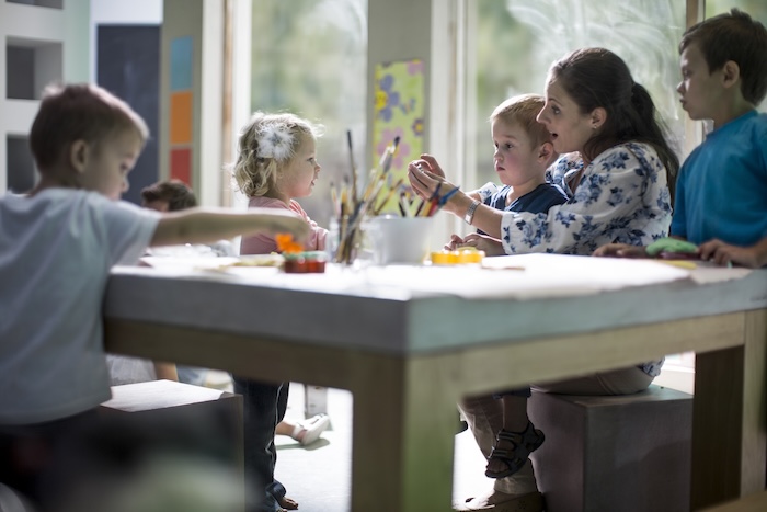 Processo de aprendizagem: o que é e suas principais etapas 1 imagem de professor ensinando alunos
