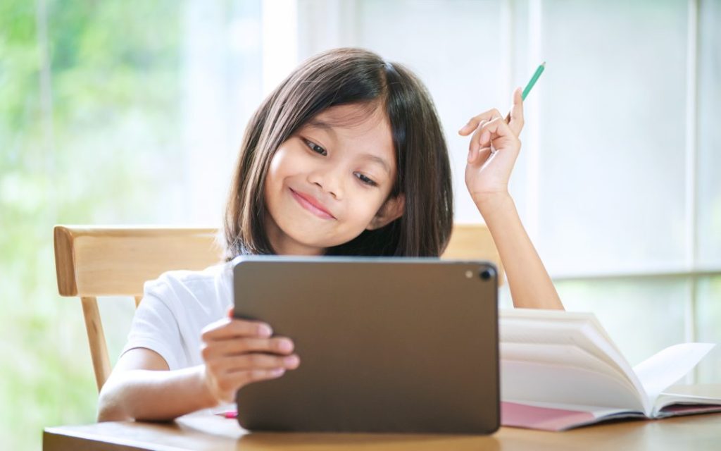 Avaliação diagnóstica: o que é e como fazer 1 Foto de estudante realizando avaliação diagnóstica em tablet