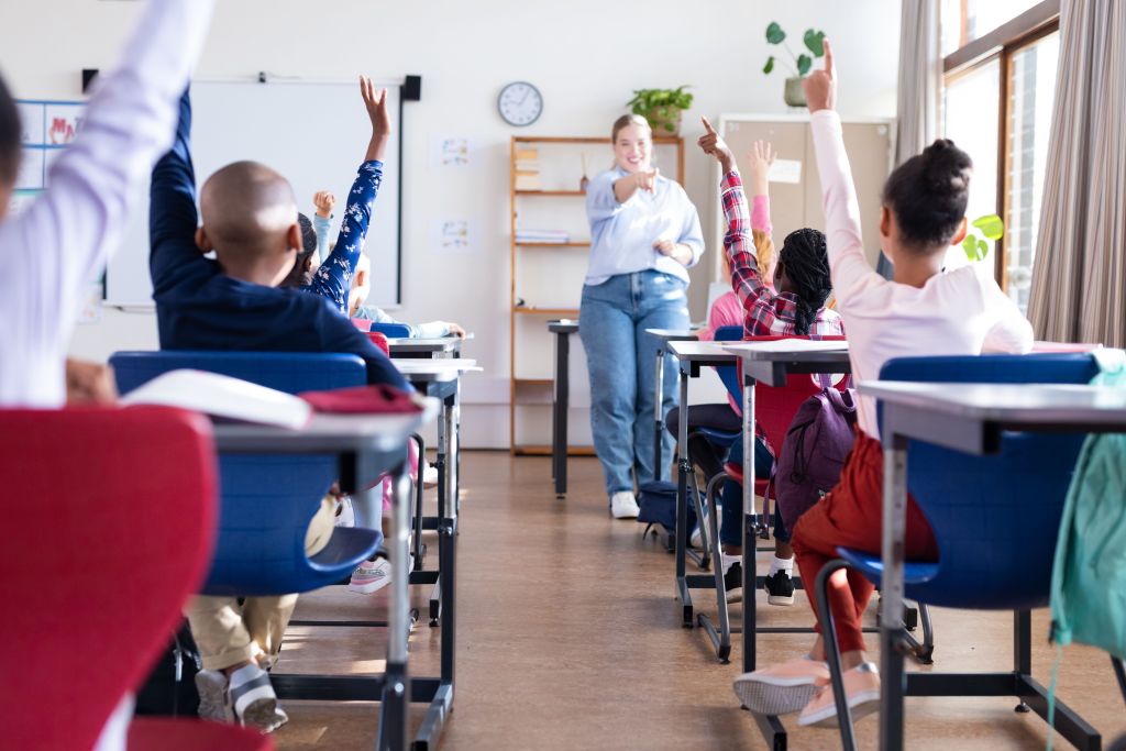 Aluno protagonista: o que é e como aplicar na escola 1 foto de alunos participativos em aula