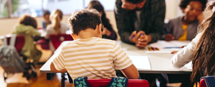 Recomposição de aprendizagem: como reduzir as perdas da pandemia 6 Foto de sala de aula do Ensino Fundamental com estudantes fazendo atividade escolar.