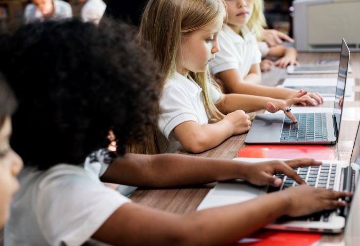 Inclusão digital nas escolas: como democratizar a tecnologia 1 Alunas da Educação Infantil usando notebook na escola