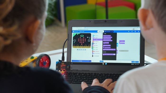 Metodologias ativas de aprendizagem: 12 tipos e como adotá-las 4 Dupla de estudantes programando robô em oficina de robótica