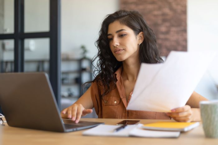 Metodologias ativas de aprendizagem: 12 tipos e como adotá-las 6 Foto de coordenadora elaborando plano pedagógico