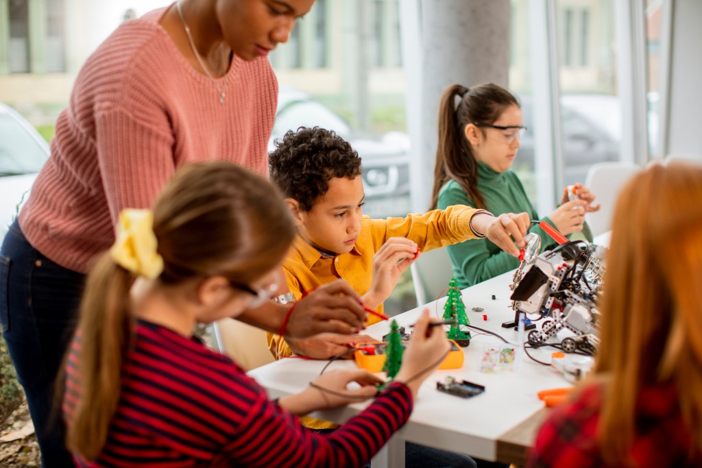 FIRST® LEGO® League: importância para escolas 2 Foto de crianças em aula de robótica