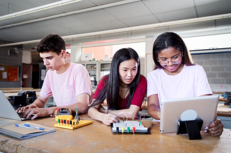 Como evitar a evasão escolar? 9 ações indispensáveis 1 Foto de estudantes realizando projeto maker na escola, uma das estratégias para evitar evasão escolar
