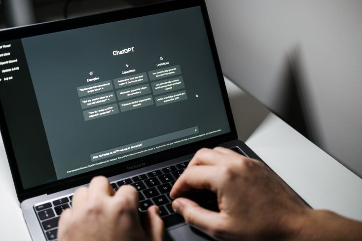 Inteligência Artificial na educação: benefícios e desafios 3 foto de homem usando ChatGPT, exemplo de Inteligência Artificial que pode ser utilizada na educação