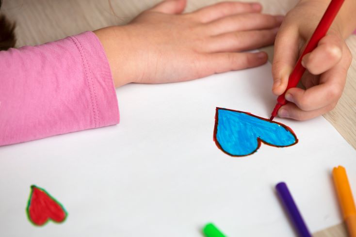 Educação 5.0: o que é e como se adequar à nova fase 3 Foto de estudante desenhando coração e aprendendo sobre emoções na escola.