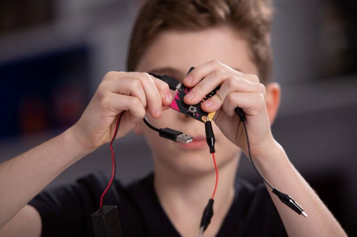 Projeto Maker para escolas: o que é e como funciona 1 Foto de estudante realizando atividade do projeto maker, Inventura.