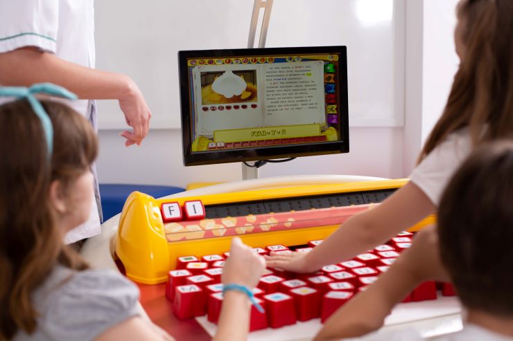 Conheça 7 recursos pedagógicos para alfabetização 1 Foto de crianças interagindo com a Mesa Educacional, exemplo de recurso pedagógicos para alfabetização