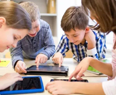 Pensamento computacional: o que é e como inseri-lo na escola 2 Alunos trabalhando em tablets com o Pense+