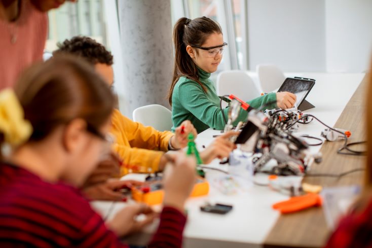 Como será a educação do futuro? Veja 7 tendências 1 Foto de estudantes em aula de robótica, uma das tendências da educação do futuro.