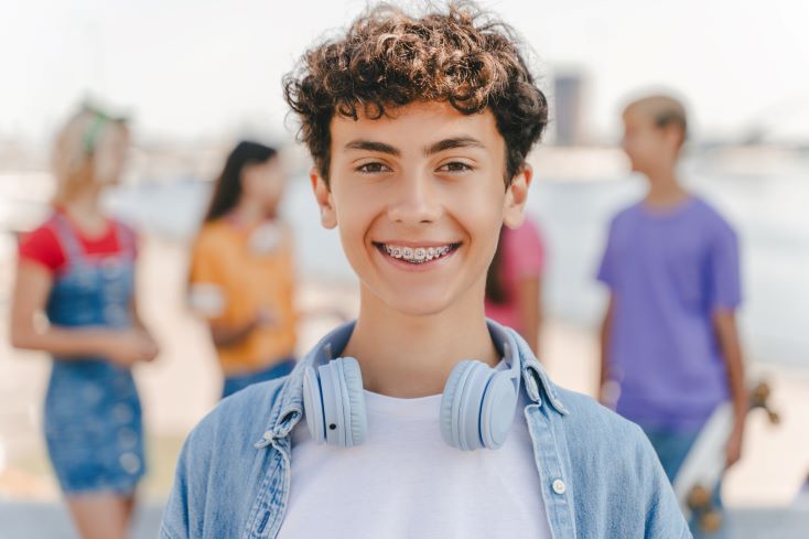 Projeto de Vida no Ensino Médio: o que é e como trabalhar 2 Foto de estudante do Ensino Médio sorrindo.