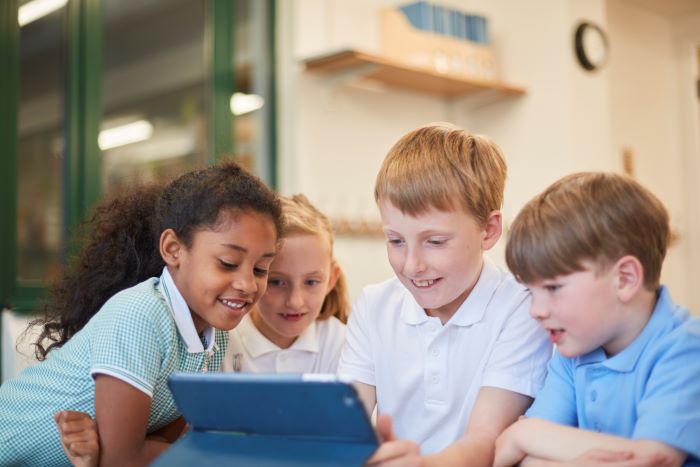 Gamificação na educação: vantagens e exemplos de como aplicar 1 foto de crianças e games educacionais colaborativos