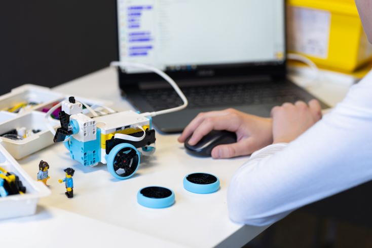 Robótica educacional: tudo que você precisa saber sobre a metodologia 1 Foto de estudante programando robô montado com LEGO Education