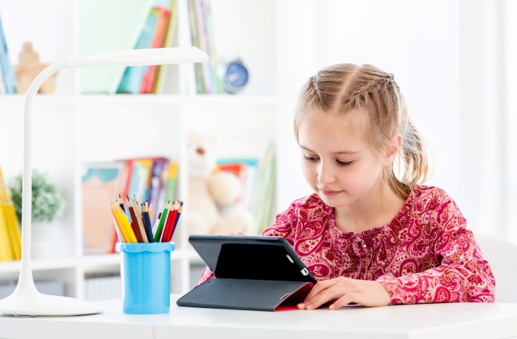 Tarefa de casa: como torná-la mais significativa? 3 Foto de menina fazendo escolar no tablet