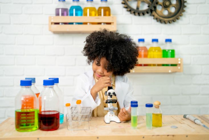 Conheça 8 novas metodologias de ensino para sua escola 1 Foto de estudante em laboratório de ciência fazendo atividade de STEAM