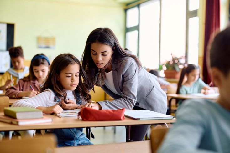 Estilos de aprendizagem: quais são e como atender todos eles na escola 2 Foto de sala de aula com alunos e professora