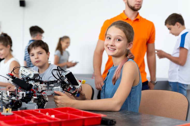 Ensino de programação e robótica na escola: guia prático 1 Foto de estudante em aula de programação e robótica na escola