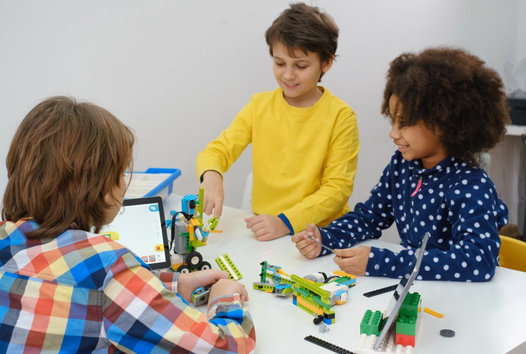 Ensino de programação e robótica na escola: guia prático 2 Foto de atividade escolar envolvendo programação e robótica