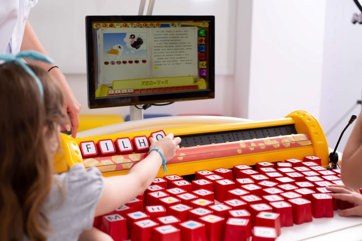 Confira 10 atividades de alfabetização para a sua escola inovar 1 Foto de estudante realizando atividade de alfabetização na Mesa Educacional