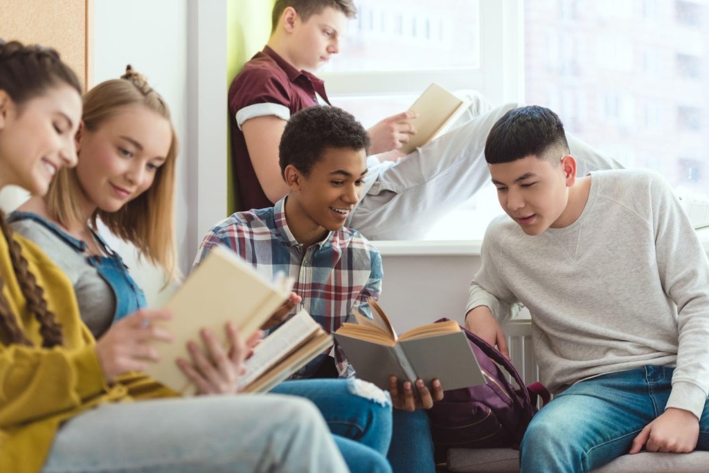 Como trabalhar leitura e interpretação de texto na escola? 2 Foto de alunos lendo