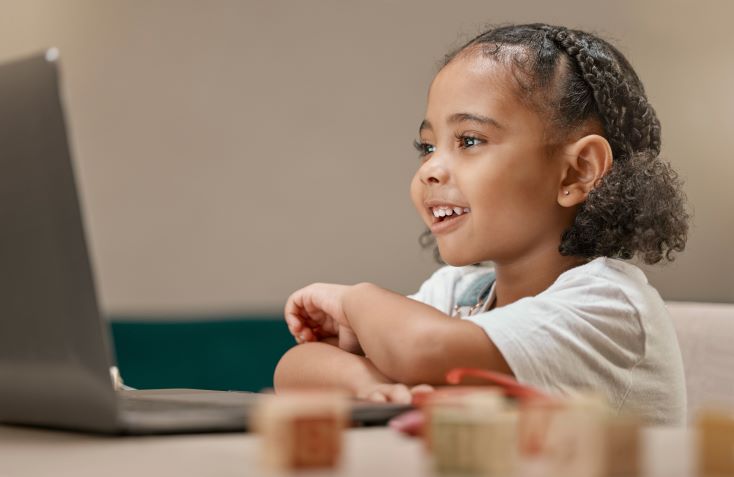 Entenda como o Ideb é calculado e como melhorar a nota da escola 2 Foto de estudante estudando em notebook com plataforma de aprendizagem de Português e Matemática
