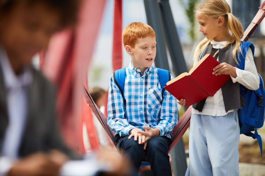 Projeto de Leitura Escolar: 5 Ideias e Modelos Práticos 1 Foto de alunos lendo em ambiente externo da escola
