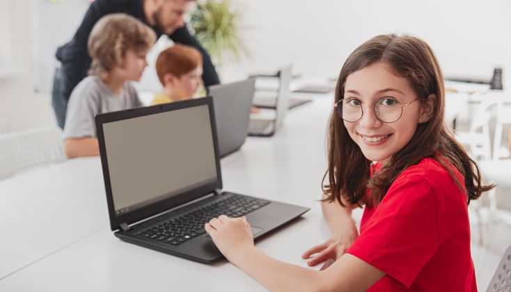 Como aproximar a família da escola e fortalecer a relação de parceria? 4 Foto de aluna estudando em notebook, em plataforma de ensino personalizado