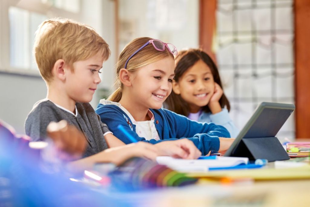 Foto crianças usando tablet na escola