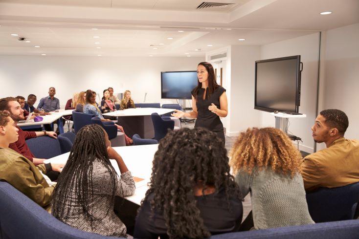 Reunião pedagógica: dicas para organizá-la e torná-la mais efetiva 1 Foto de coordenadora escolar falando em reunião pedagógica