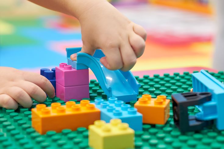 Aula interativa: 7 ideias para fazer na escola 1 Foto de estudante construindo blocos de LEGO® Education