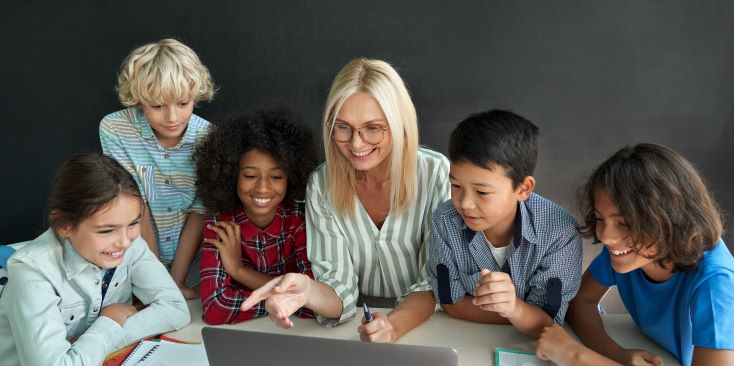 TICs na educação: vantagens e oportunidades pedagógicas 1 Foto de professora mostrando vídeo para estudantes