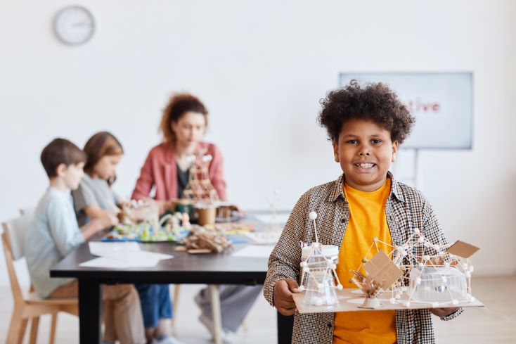 Interdisciplinaridade: o que é como trabalhar na escola 1 Foto de estudante mostrando seu trabalho do projeto de STEAM, que promove interdisciplinaridade