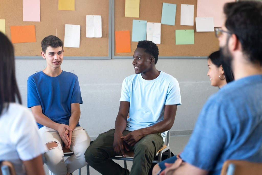 7 dicas para promover o Setembro Amarelo na Escola 3 Foto de alunos em uma roda de conversa na escola