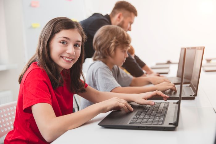 Laboratório de informática na escola: ainda vale a pena ter um? 4 Foto de estudantes fazendo atividade escolar no laboratório de informática