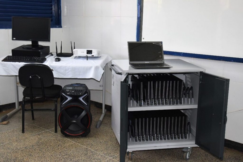Laboratório de informática na escola: ainda vale a pena ter um? 2 Foto de laboratório móvel de informática em escola pública do Distrito Federal