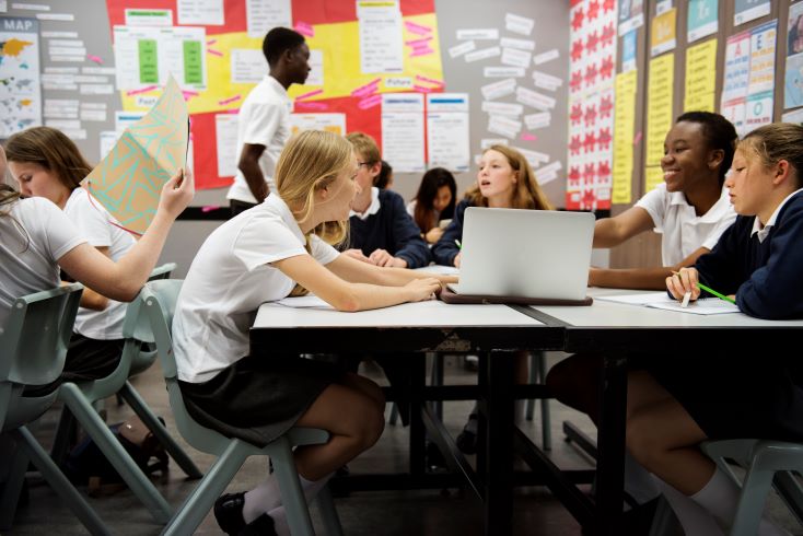 Como desenvolver pensamento criativo na escola? 1 Foto de estudantes trabalhando o pensamento criativo em sala de aula