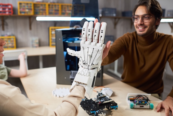 Conheça os principais tipos de tecnologia 1 Foto de jovem controlando um braço robótico