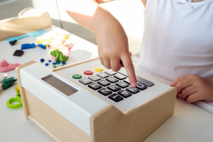Educação empreendedora: como transformar estudantes em empreendedores 1 Foto de criança operando calculadora para aprender sobre empreendedorismo
