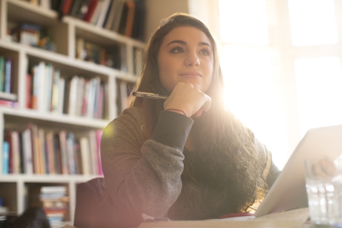 Mundo do trabalho na escola: importância, objetivos e atividades 4 foto de adolescente pensando no futuro
