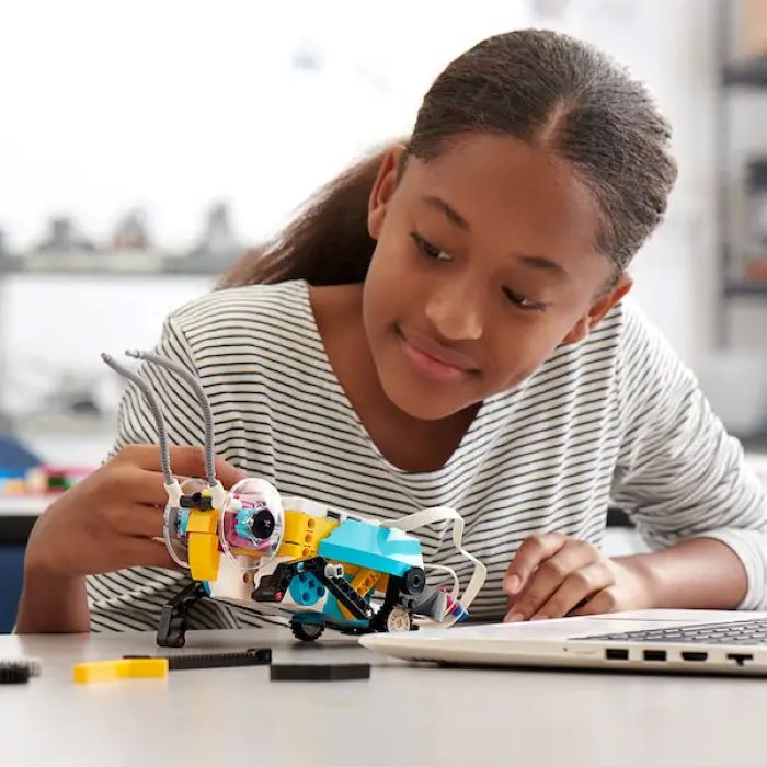 Aprendizagem significativa: saiba como promover na sua escola 3 Foto de estudantes do Ensino Fundamental programando robô com LEGO Education