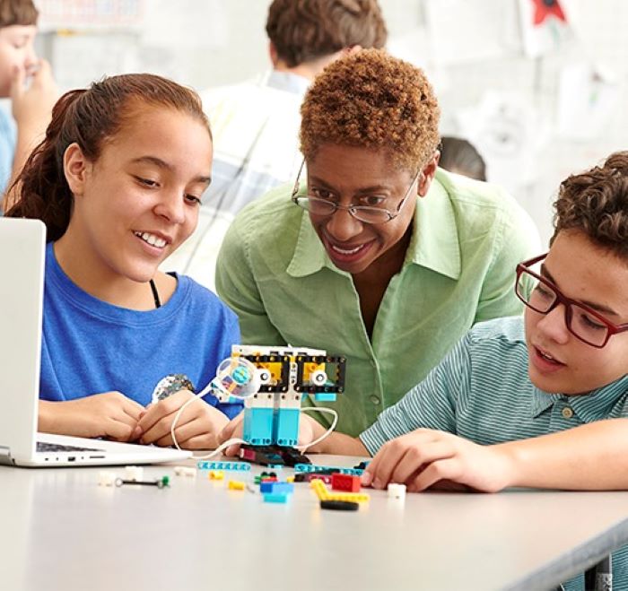 10 ideias para a feira de ciências da sua escola 1 Foto de crianças em atividade do Robotis