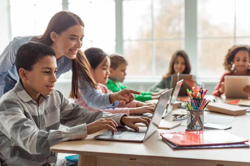 Educação Digital nas Escolas: O que é, Importância e Como Aplicar 2 Foto de aula com uso de tecnologia e mediação do professor