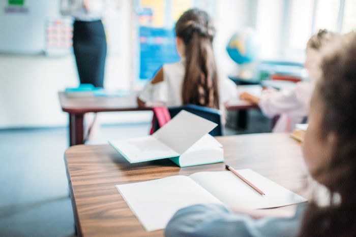 Quanto o Brasil investe em educação e quais áreas são priorizadas? 1 Foto de crianças em sala de aula