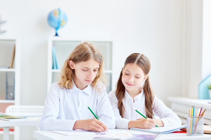 Como lidar com a falta de atenção dos alunos em sala de aula? 1 Foto de alunos motivados e engajados na aula